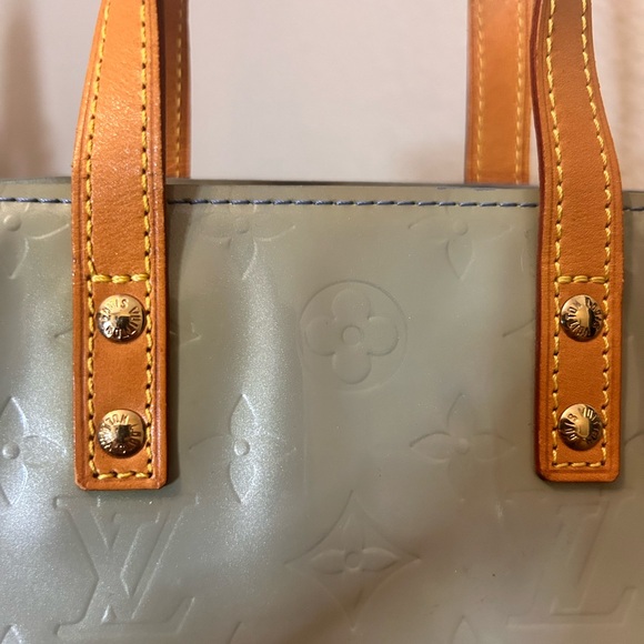 Stunning A CONDITION Louis Vuitton Monogram Vernis Reade PM Hand Bag Gris M91145 - Picture 5 of 8